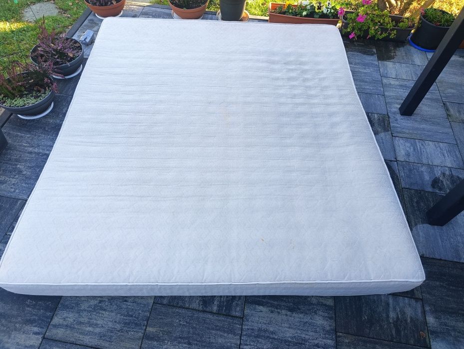 Materac - 180x200. .