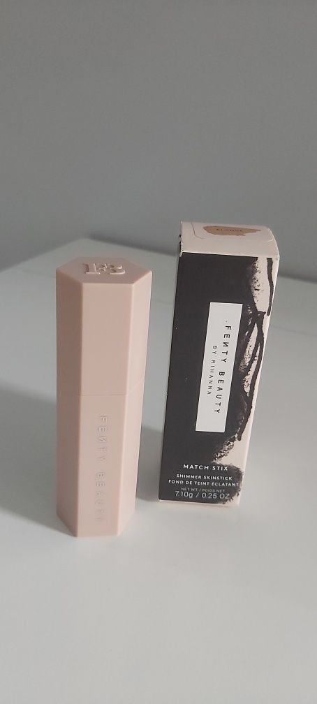 Fenty Beauty rozświetlacz w sztyfcie blonde