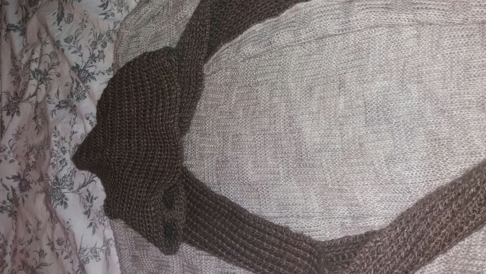 Swetr długi z kapturem