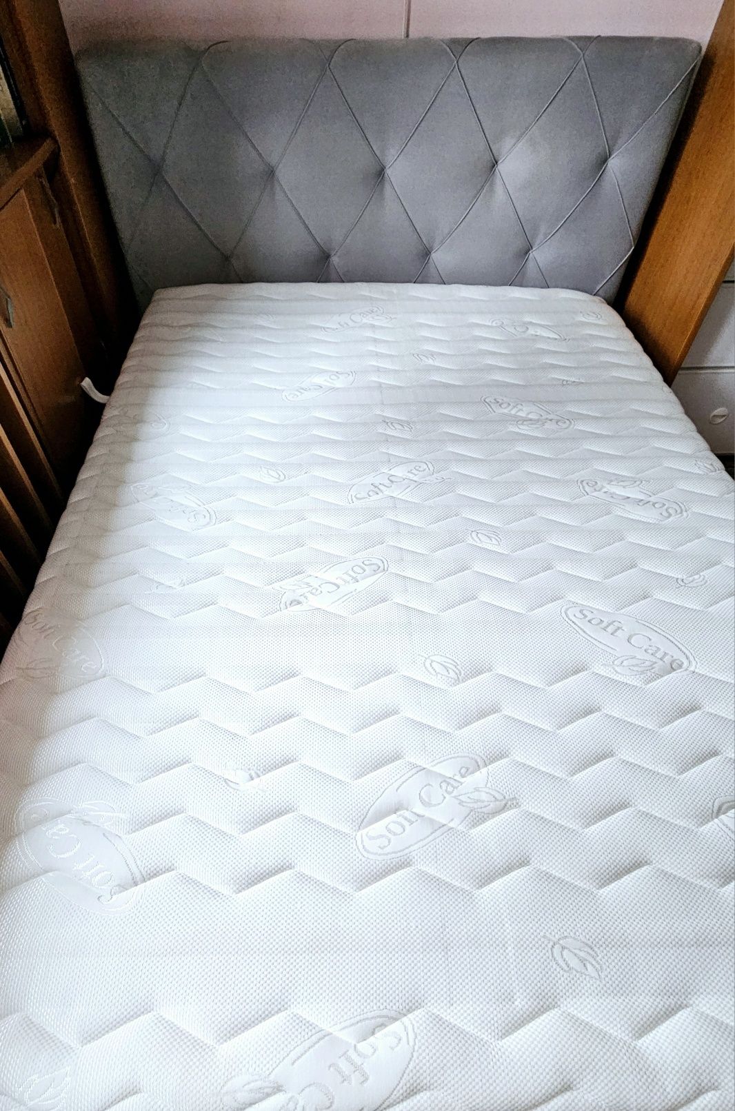 Łóżko tapicerowane z materacem 140x200 w idealnym stanie
