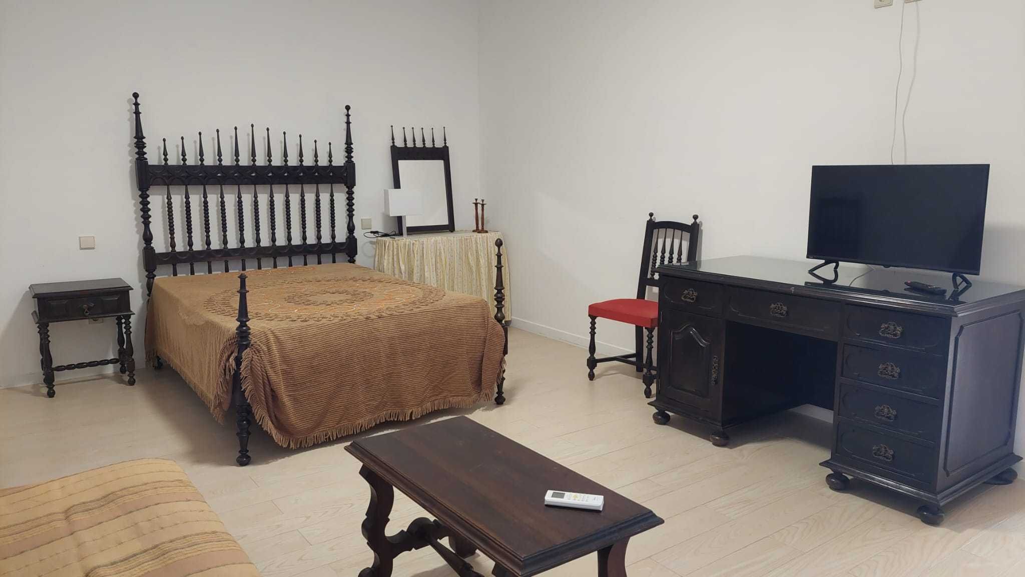 Conjunto de quarto casal  em madeira maciça