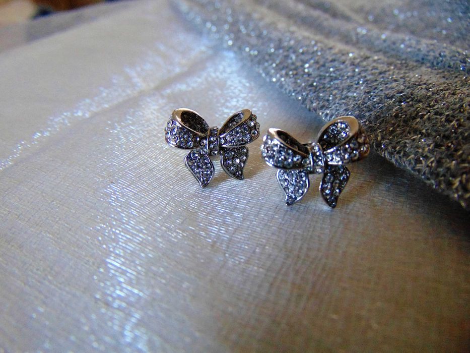 Brincos Prateados Laço com brilhantes