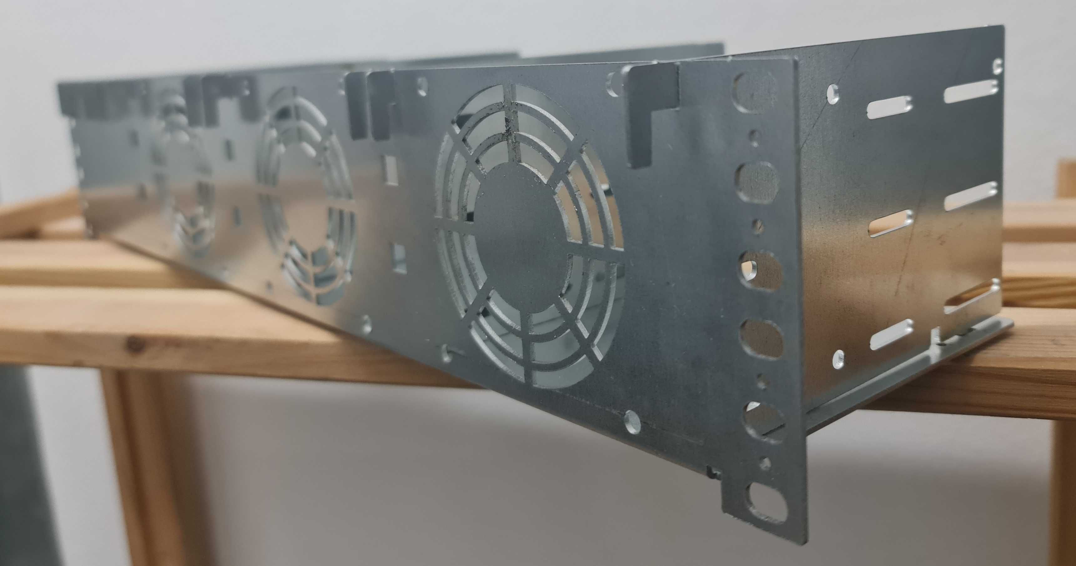 Uchwyt na dyski do szafy RACK 19 cali. 9 x HDD + 4 x SSD , 3 x FAN 80