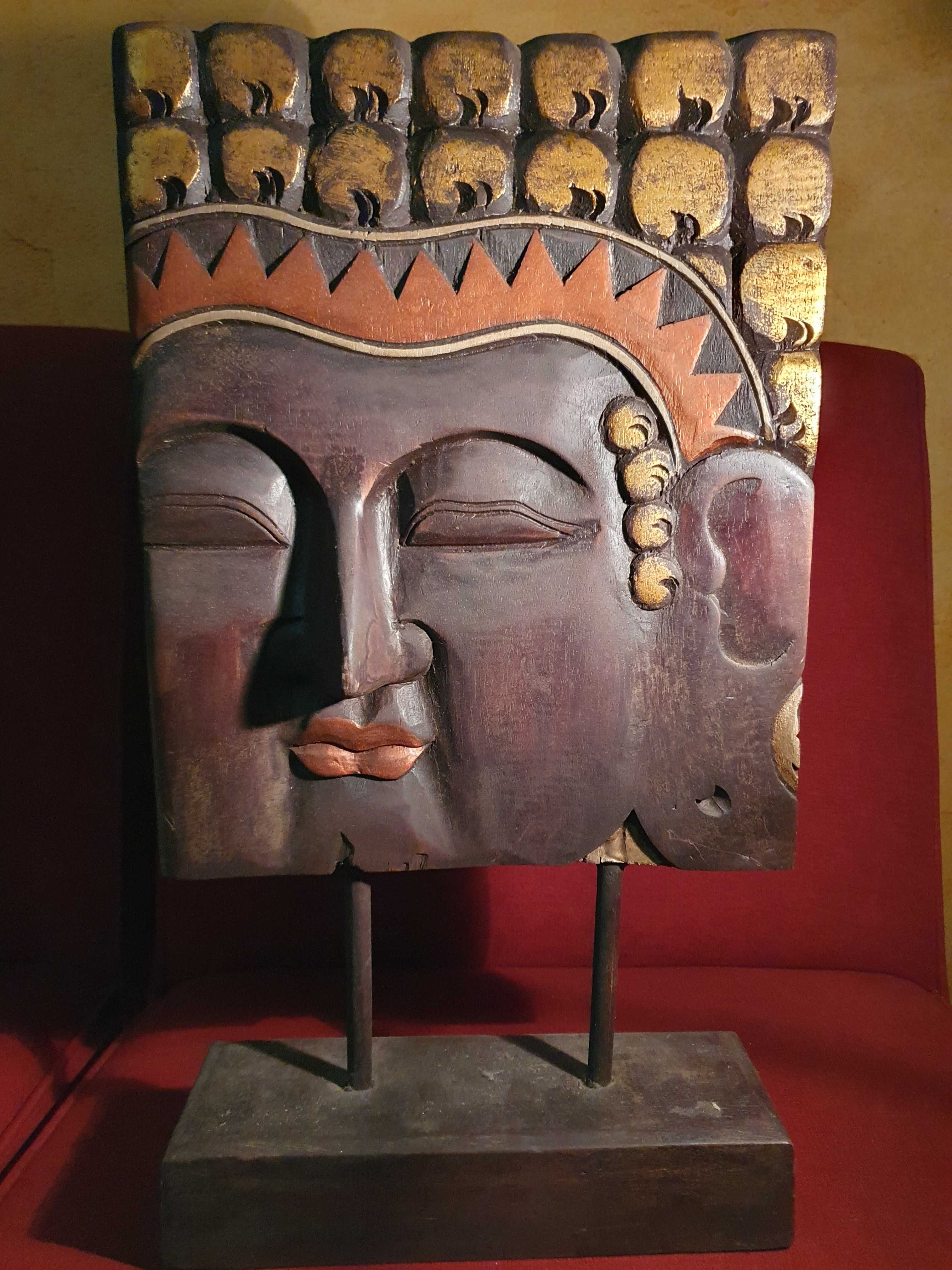 Buda esculpido em Madeira