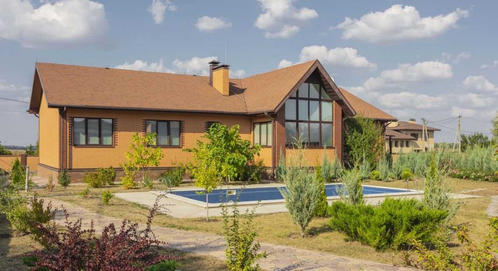 Продам сучасний одноповерховий будинок з басейном в селищі Елітне