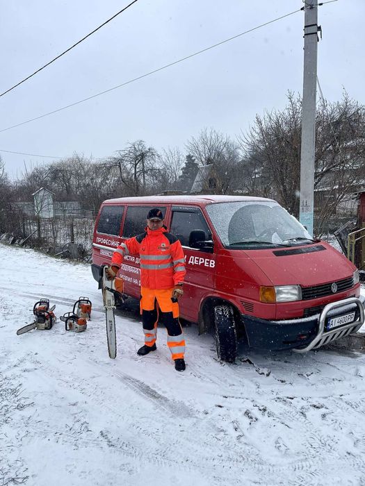 Зрізання аварійних дерев.Порізка  на дрова.Подрібнення гілля.