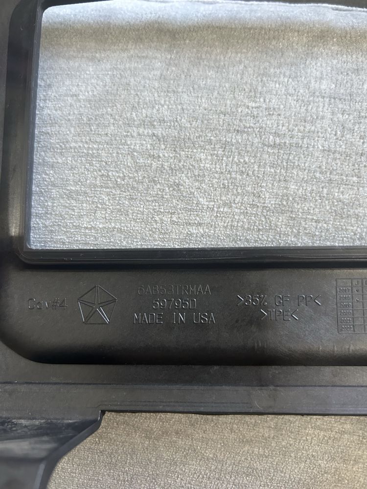 Oryginalna osłona ramka radia Jeep Wrangler JL
