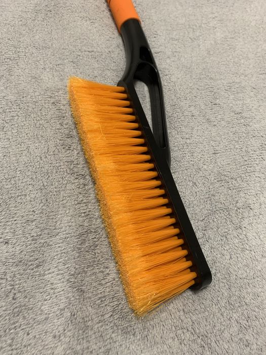 Щетка со скребком автомобильная от снега lavita