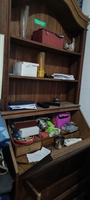 Escrivaninha em madeira maciça com alçado