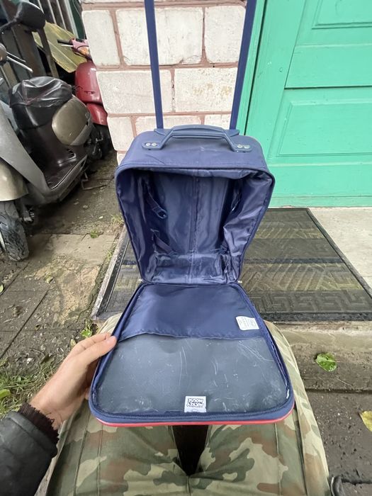 Продам дитячу валізу на колесах для подорожей