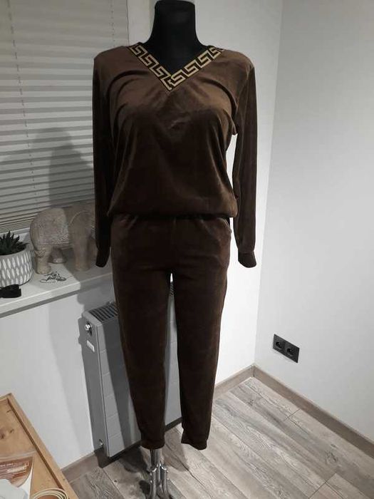 Damski welurowy komplet dresowy z greckim wzorem ciemny brąz M (A)