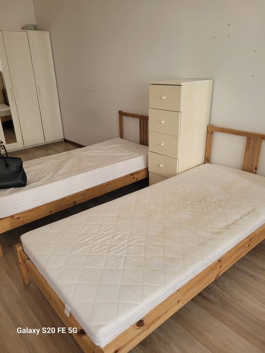 Łóżko drewniane z materacem łatwo rozłożyć