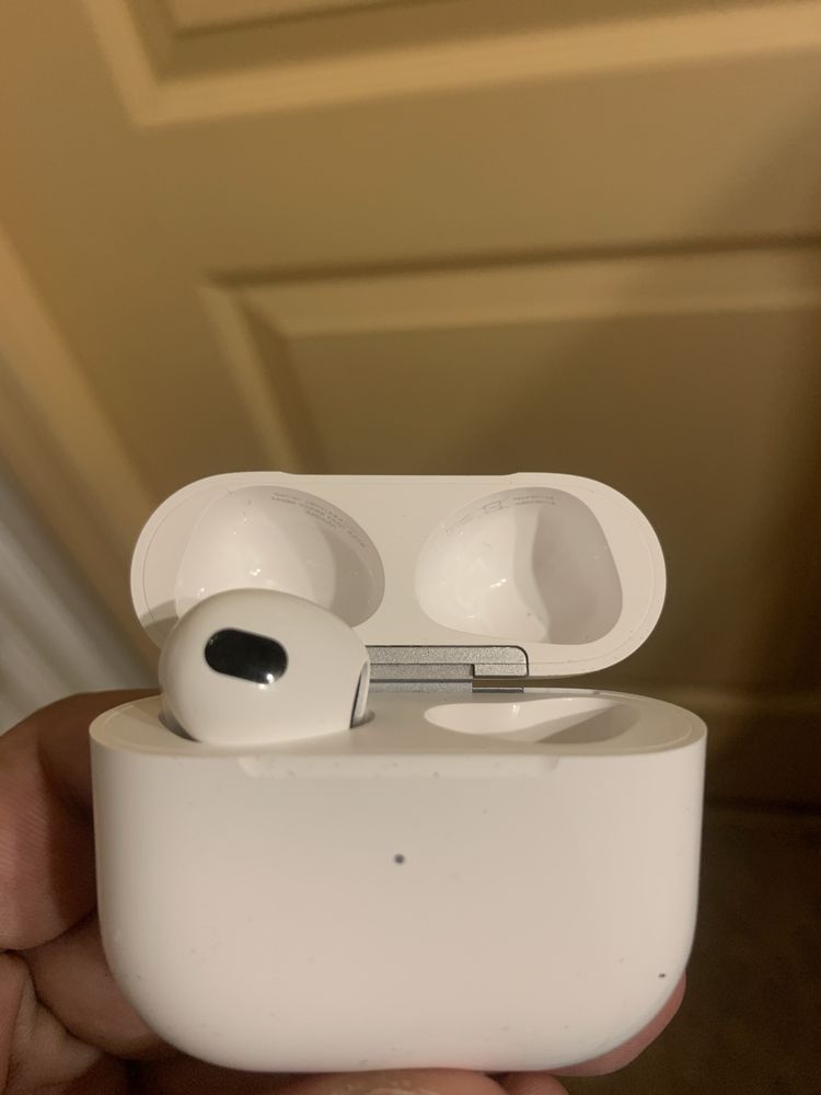 AirPods 3 (кейс + левый наушник, правый утерян)