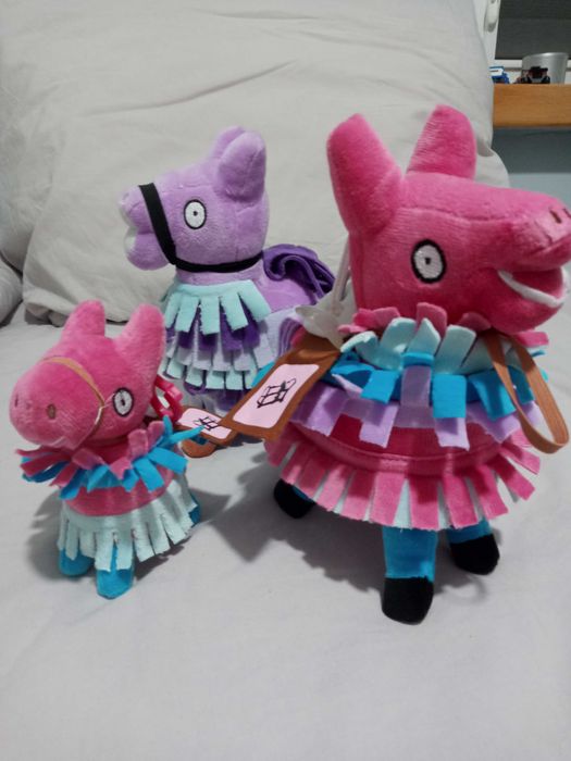 Trzy pluszowe maskotki kolorowe lamy