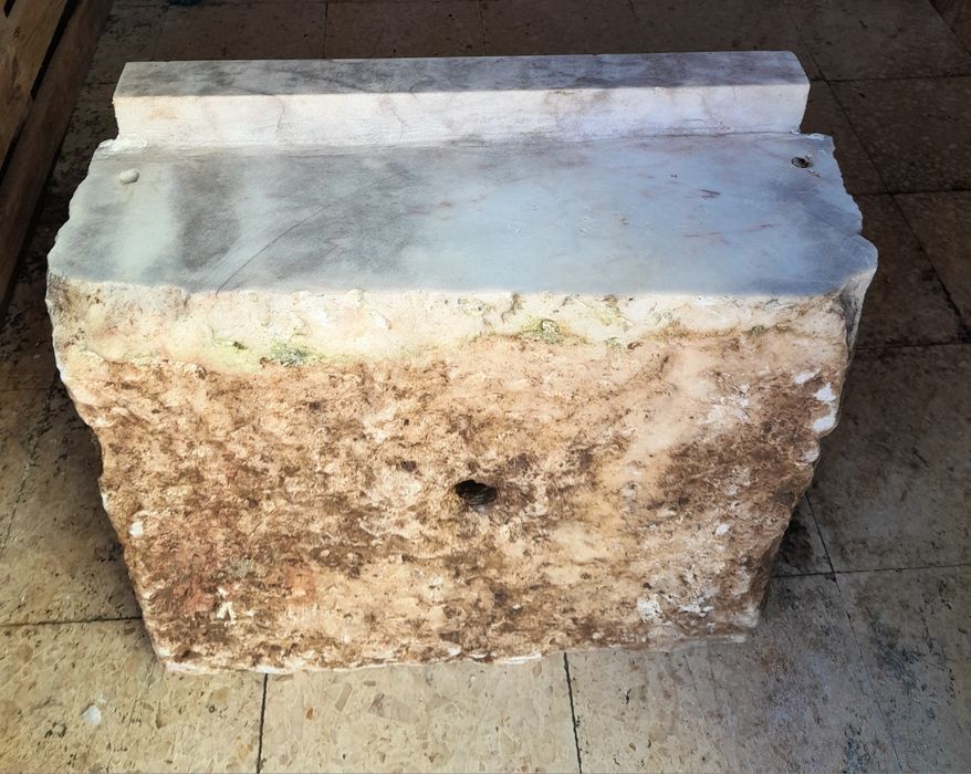 Pia antiga em pedra
