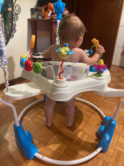 Saltitão para bebé - com mesa de atividades e assento que roda