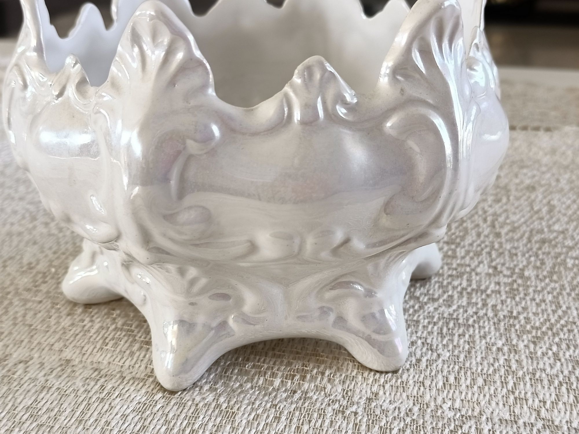 Ceramiczna ozdoba na nóżkach osłonka pojemnik góra w kształcie korony