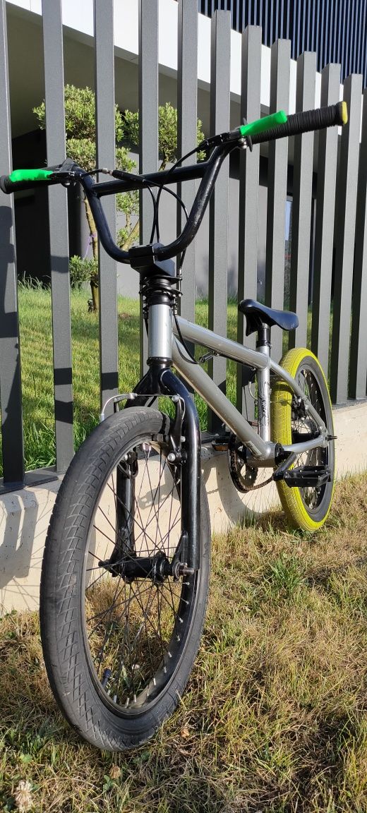 Bicicleta WIPE tipo BMX impecável