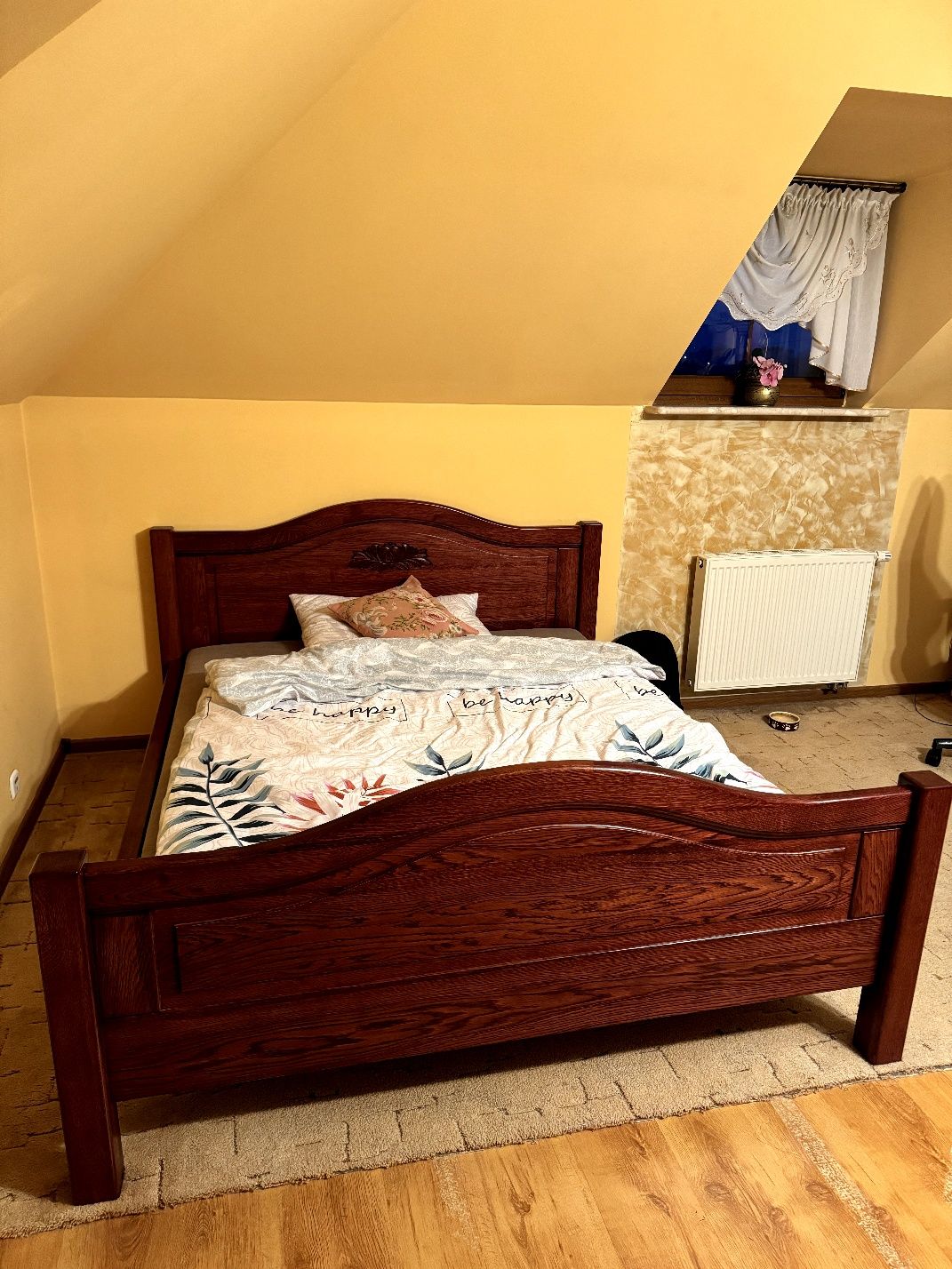 Drewniane łóżko z drewna dębowego