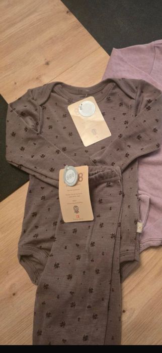 Fioletowe legginsy i body merino w kwiatki rozm 86