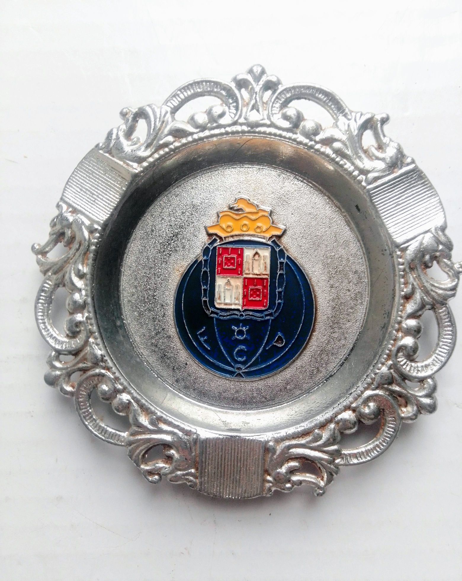 Cinzeiro de metal e autocarro do Futebol Clube do Porto.