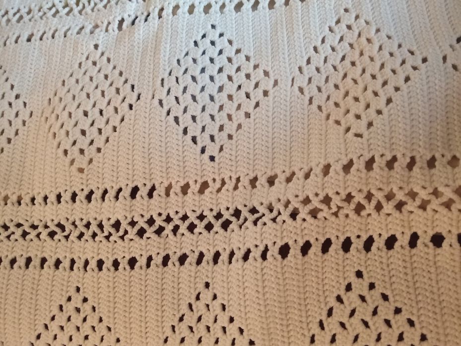 Duża narzuta na łóżko,ręcznie robiona  260/214 cm.