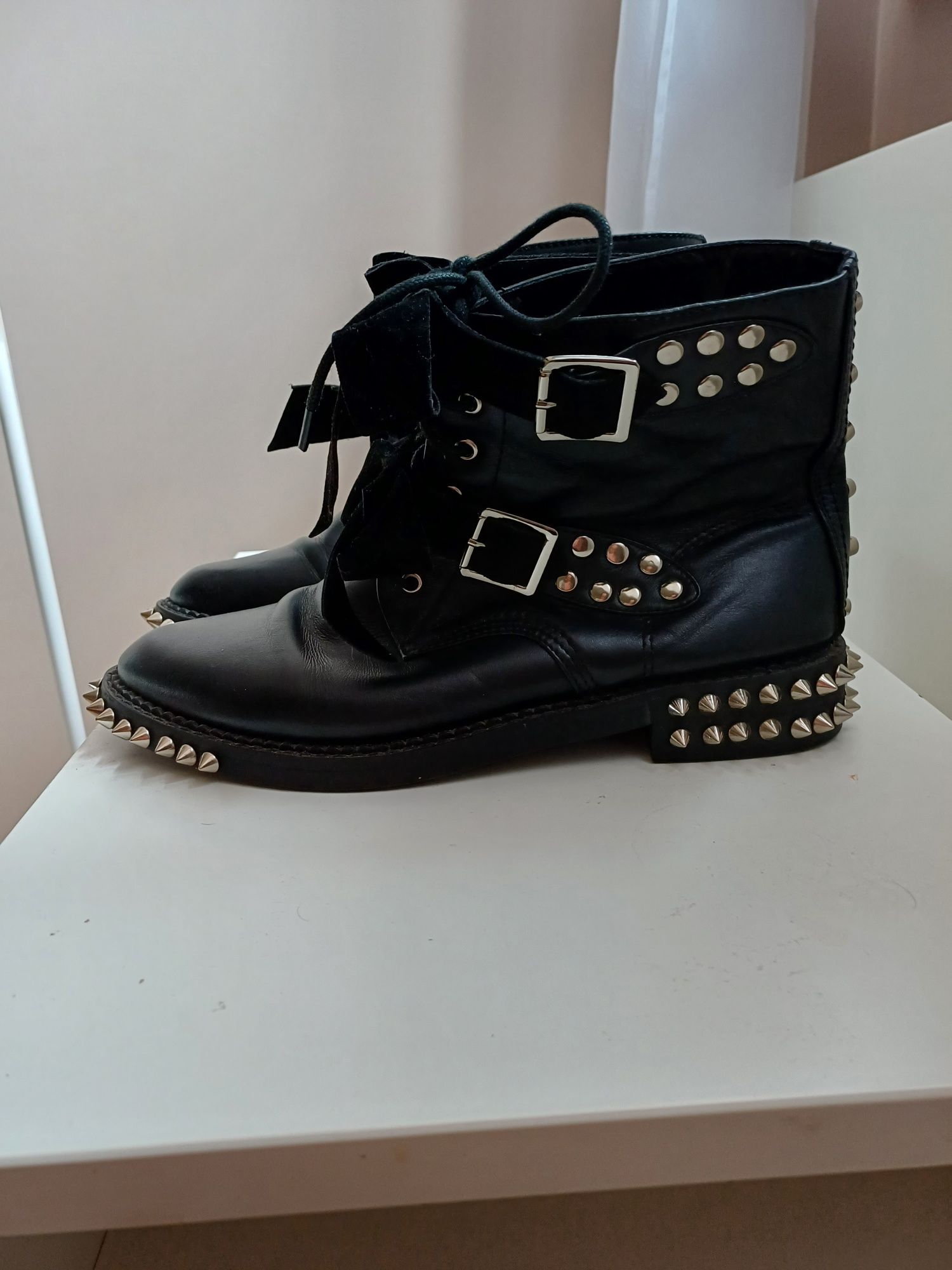 Buty damskie z ćwiekami i kokardą. Nowe bez metki.