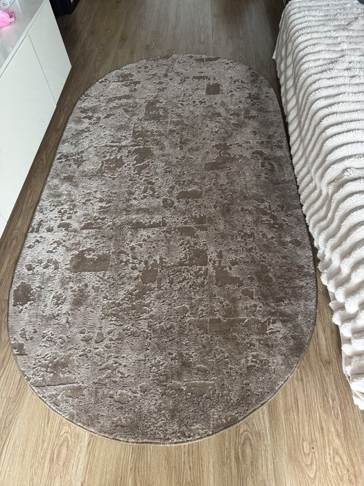 Килим на підлогу овальний