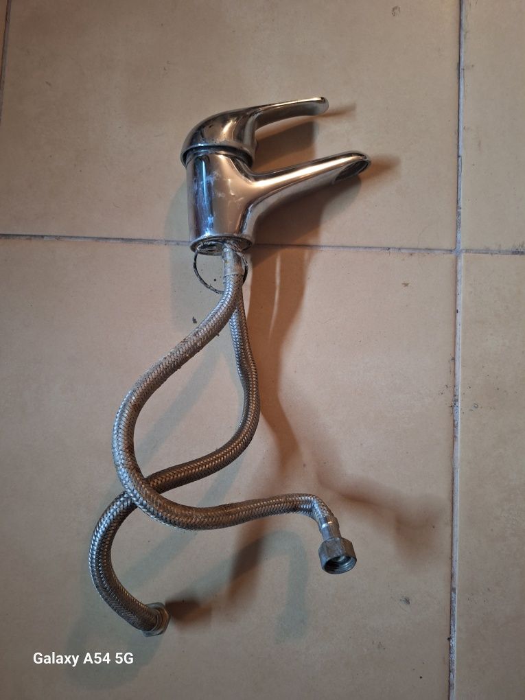 Umywalka 50 cm z kranem