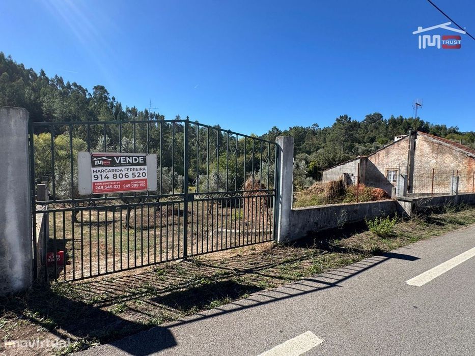 Terreno com 2778,90 m2 todo murado para construção com uma ruina em...