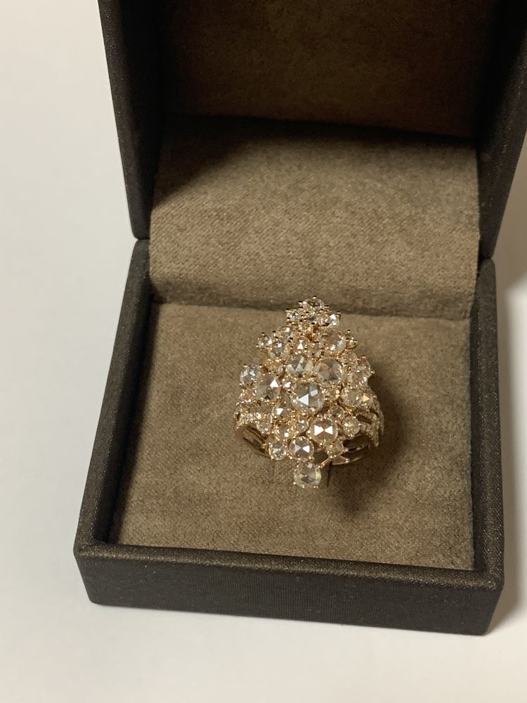 Продам женское золотое кольцо с бриллиантами