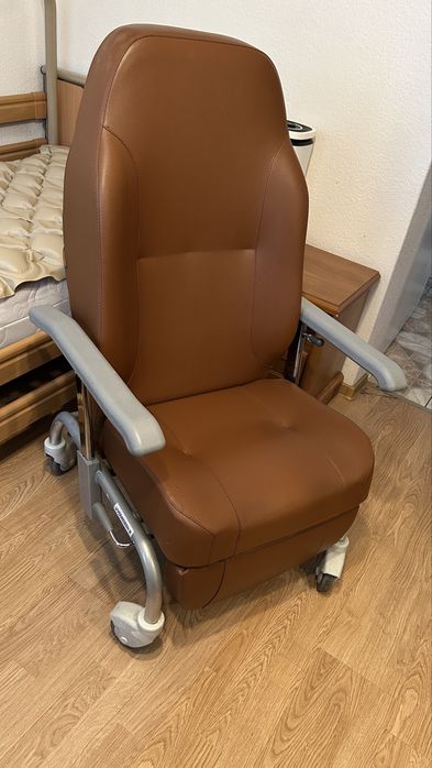 Fotel geriatyczny wózek inwalidzki na kółkach Vermeiren Normandie PLUS