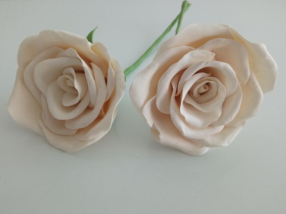 3 rosas - 2 em branco-pérola e 1 em rosa