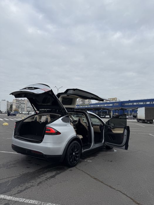 Тесла модел Х 90D максимальная комплектация 3 рядная