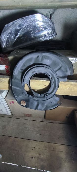 Пильник задньої ступиці на 124