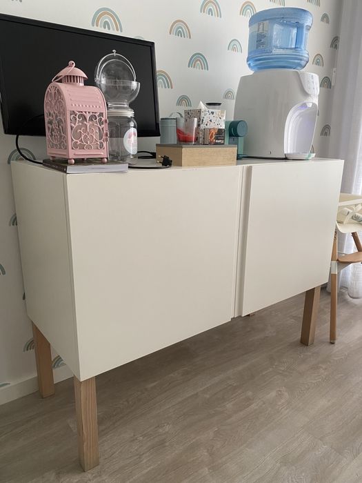 Aparador lacado branco com pés em madeira