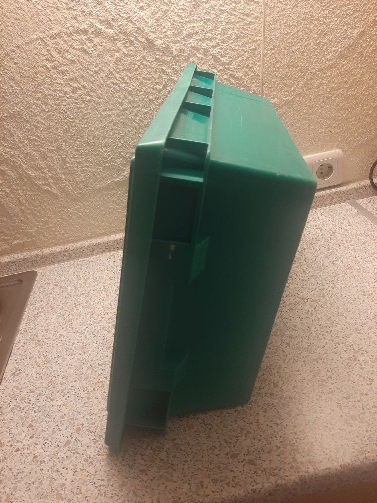 Pojemnik plastikowy z deklem