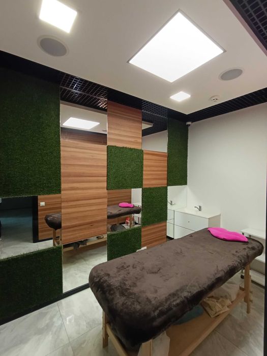 Є Світло в кабінеті 8 м2 кушетка вода в салоні краси Івасюка Оболонь