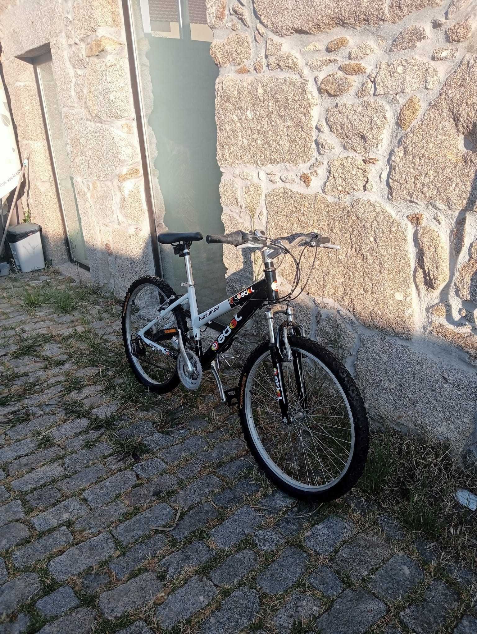 Bicicleta criança quase nova