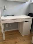 Białe biurko Ikea