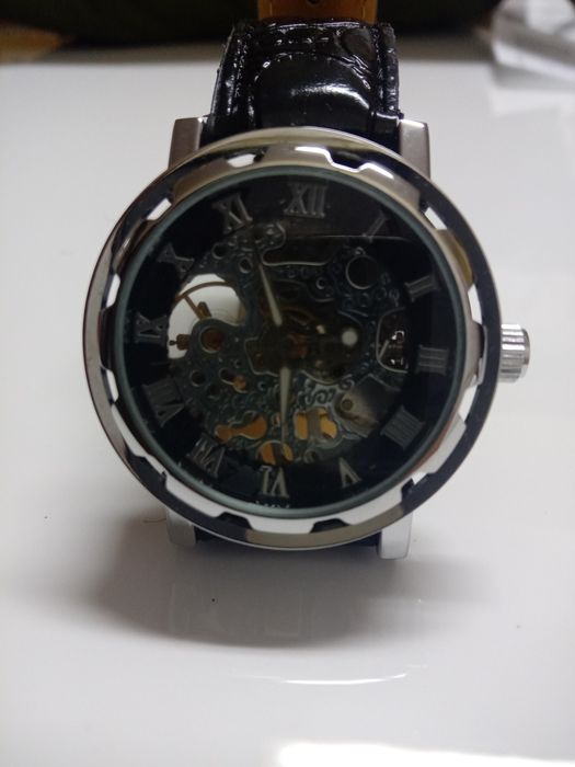 Relógio com mecanismo á vista