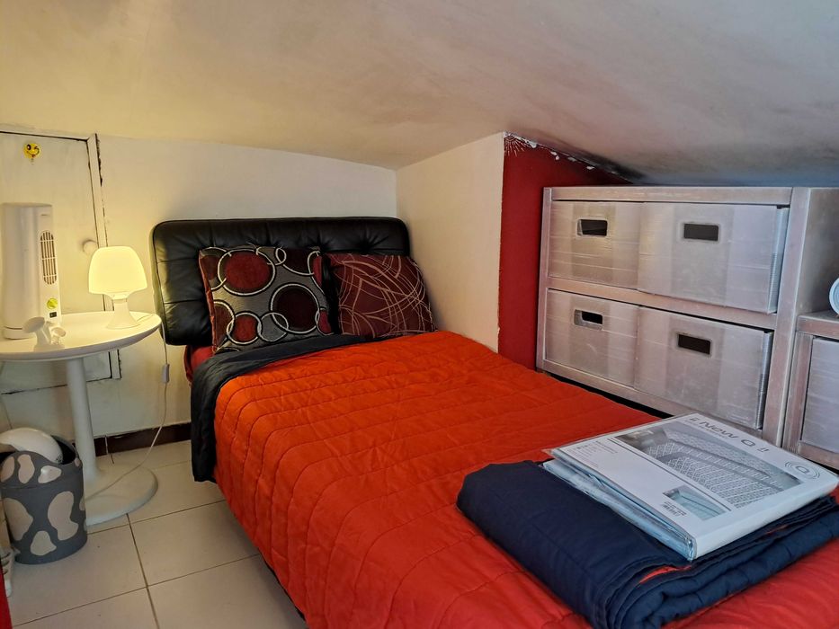 Sotão+wc privado. Central, MetroCHIADO. Está DISPONÍVEL. Ler texto.