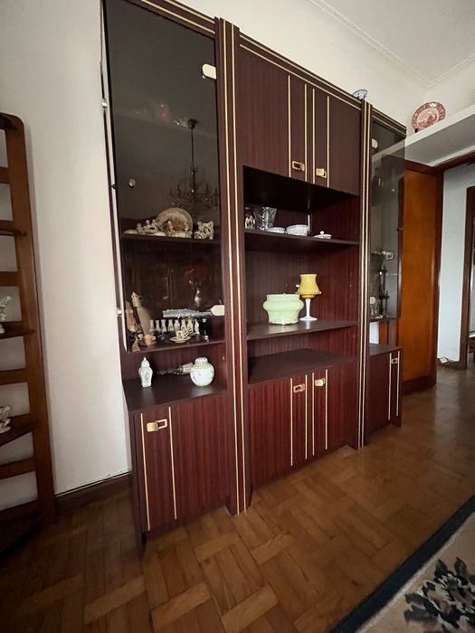 Móvel vintage de madeira e vidro