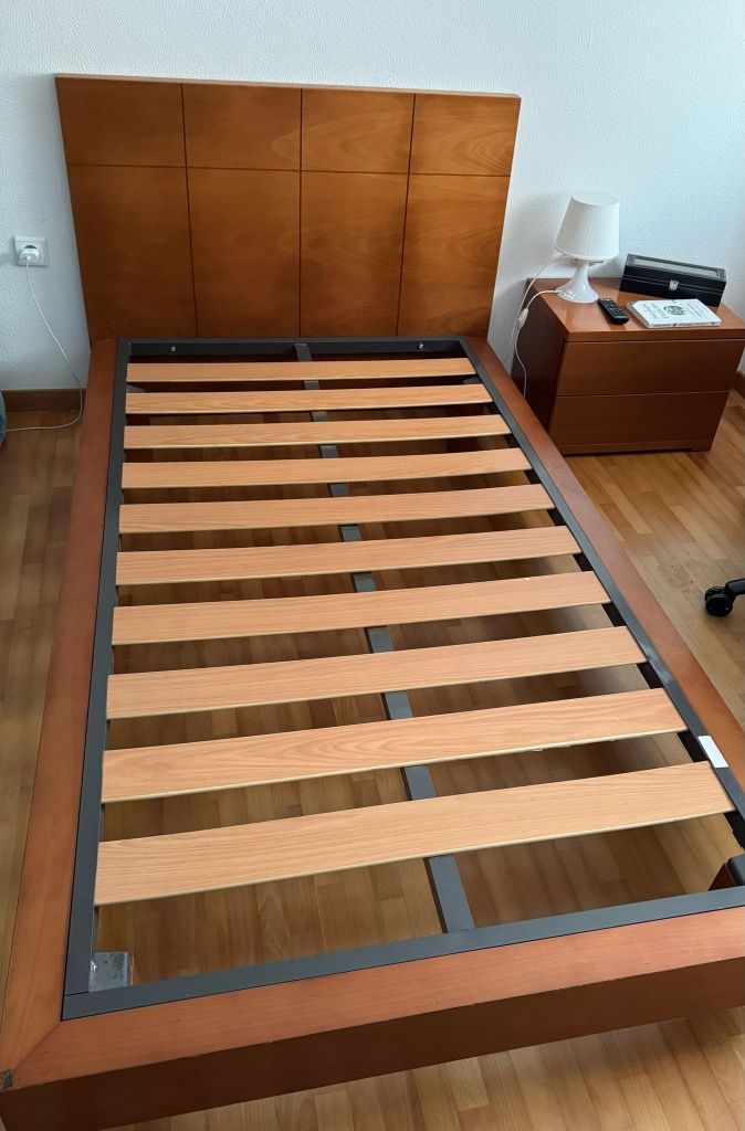 Vende-de Cama de solteiro com estrado e mesa de cabeceira