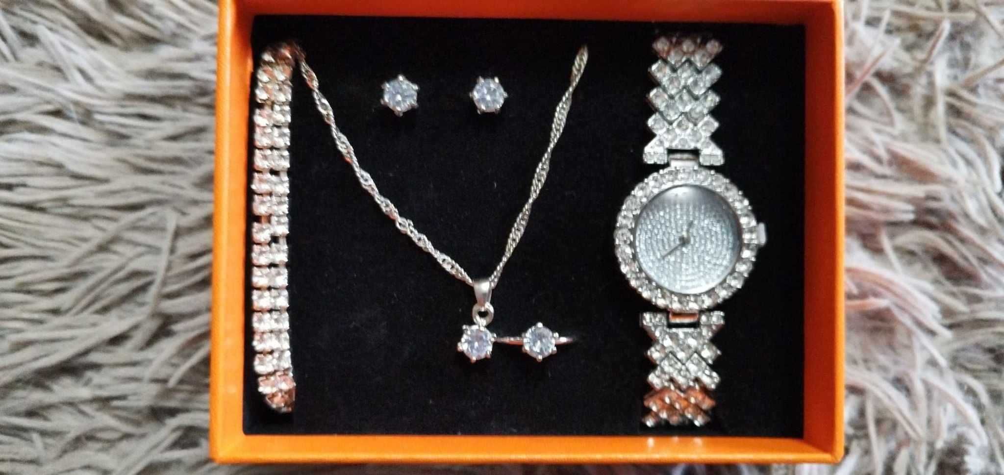 Zestaw biżuterii posrebrzanej z zegarkiem