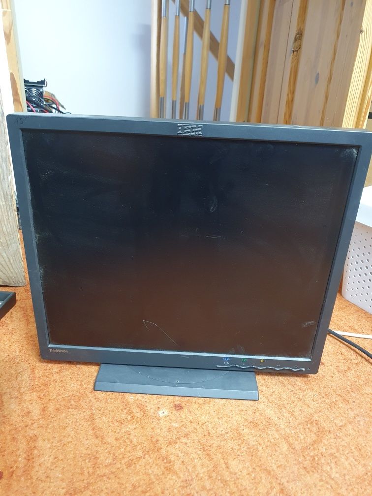 Monitor LCD IBM 19" VGA RGB DVI sprawny działa stopa obrotowa regulowa