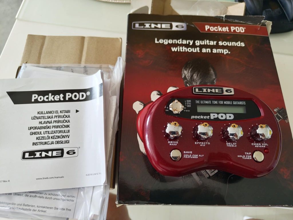 Zestaw Gitara elektryczna, twardy futerał i multiefekt