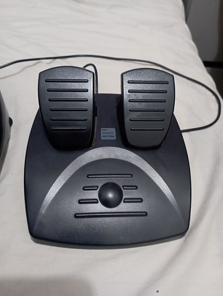 Volante com pedais