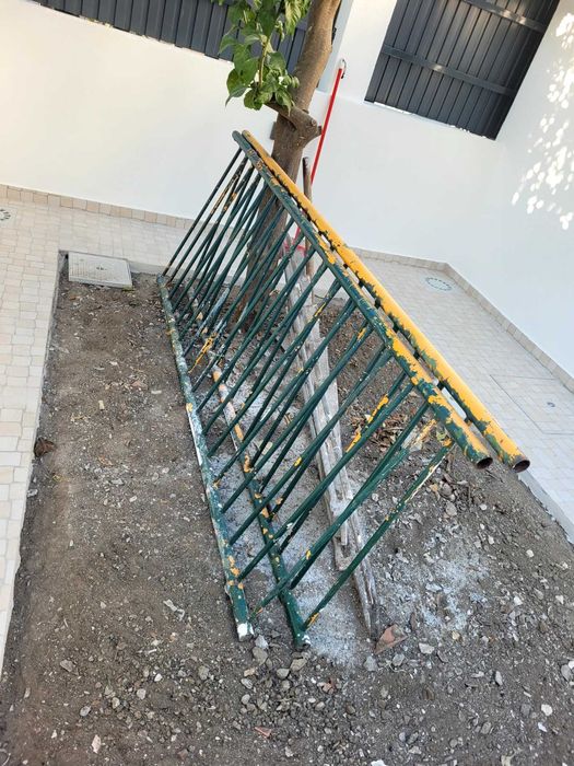2 Grades de ferro com 2m de largura e 84 cm de altura