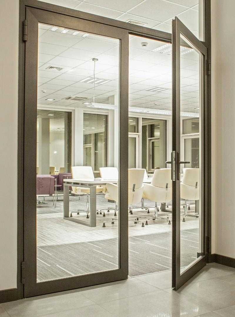 Drzwi aluminiowe przeszklone brąz-biały 2030 mm x 2200 mm